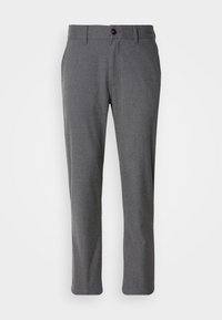 Pantalon de costume gris à jambes droites avec passants pour ceinture, fermeture par boutons à l’avant et poches latérales, présenté sur un fond blanc uni.