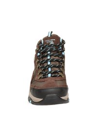 Botas de senderismo impermeables marrones con parte superior de malla y ante, suela de goma negra, cordones de acento azul y negro, y ojales de metal.