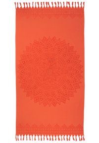 Oranje katoen handdoek met een textuur, cirkelvormig mandala-patroon en decoratieve franjes langs de randen.