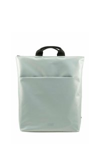 Sac à dos imperméable vert clair avec une fermeture �éclair, une poignée supérieure et une poche avant. Texture lisse et design minimaliste.