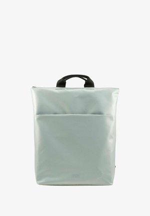 Sac à dos imperméable vert clair avec une fermeture éclair, une poignée supérieure et une poche avant. Texture lisse et design minimaliste.