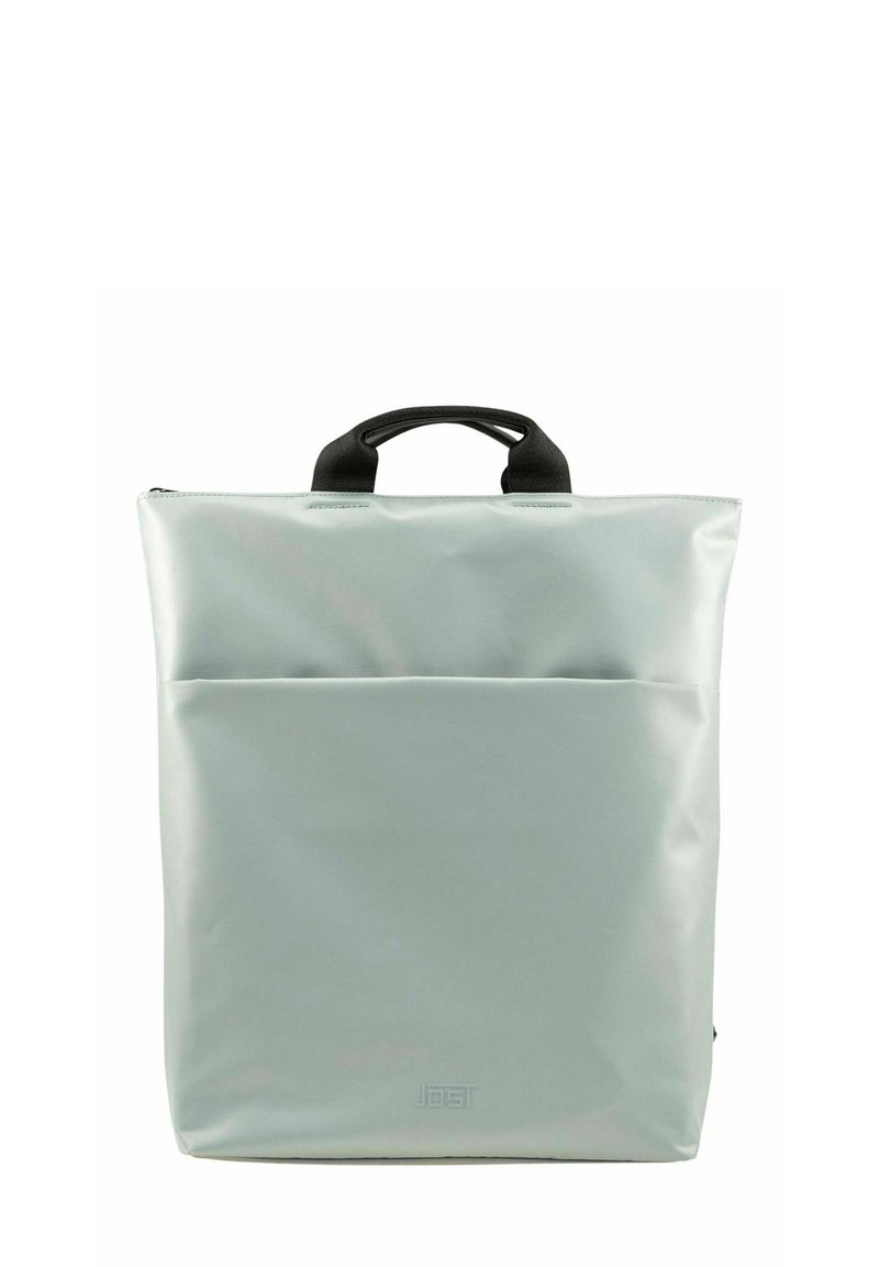 Sac à dos imperméable vert clair avec une fermeture éclair, une poignée supérieure et une poche avant. Texture lisse et design minimaliste.