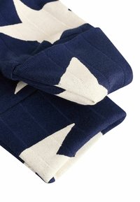 Chaussettes bleu marine avec des motifs géométriques blancs, dotées d'une texture côtelée et de poignets renforcés pour plus de durabilité. Finition en tissu lisse.