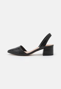 Zapatos de slingback negro con estampado de cocodrilo, con punta afilada y un bajo tacón cuadrado, que cuentan con un interior suave y un lado abierto.