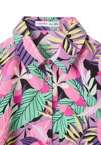 Camicetta a maniche corte con una stampa floreale tropicale in rosa, verde e viola su uno sfondo nero, con colletto a punta e bottoni rosa.