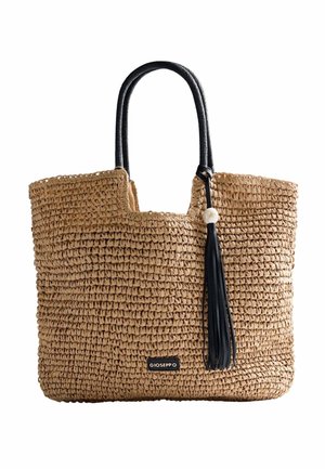 Bolso tote tejido en tono marrón claro con asas negras, borla negra y adorno de cuentas blancas, y etiqueta Gioseppo en el frente.