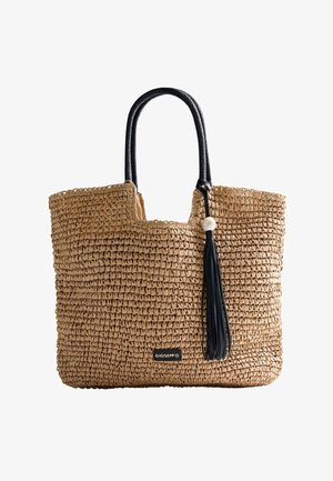 Bolso tote tejido en tono marrón claro con asas negras, borla negra y adorno de cuentas blancas, y etiqueta Gioseppo en el frente.