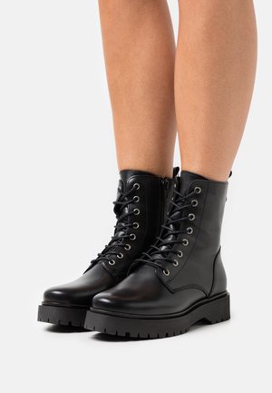 Stivaletti con plateau - black