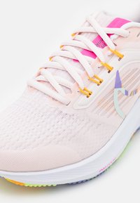 Nike Performance Chaussures de running sur route - pink