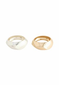 To rings: en poleret sølv med en glat, afrundet form og en poleret guld med et lignende design, begge med en blank finish.