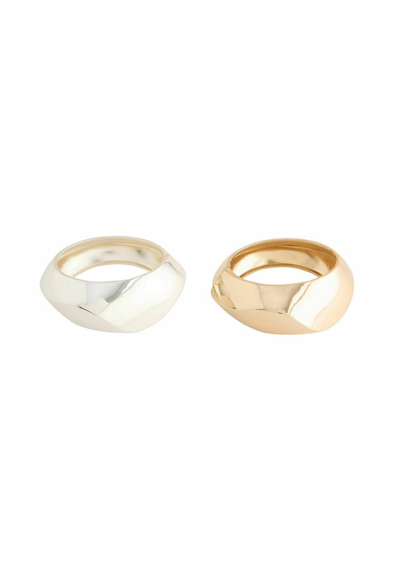 To rings: en poleret sølv med en glat, afrundet form og en poleret guld med et lignende design, begge med en blank finish.