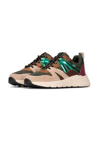 Sneaker aus einer Mischung aus braunem Wildleder, grünen metallic Akzenten und schwarzem Mesh. Mächtige cremefarbene Gummisohle mit strukturierten Details und schwarzem Außensohle.