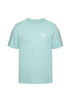 Hellblaues T-Shirt mit kurzen Ärmeln, kleinem weißen "Surf Club"-Text und Sonnen-Grafik auf der linken Brustseite.