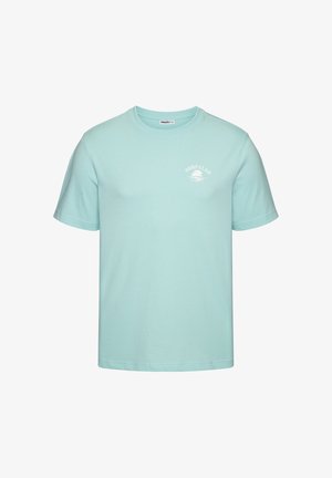 Hellblaues T-Shirt mit kurzen Ärmeln, kleinem weißen "Surf Club"-Text und Sonnen-Grafik auf der linken Brustseite.