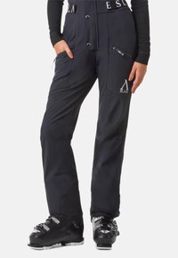 Zwarte skibroek met een slim fit, voorzien van meerdere zakken, een ritssluiting en een logo-accent. Gemaakt van duurzaam, weerbestendig materiaal.