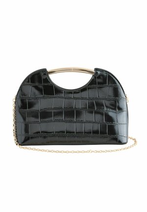 Musta keinonahkainen käsilaukku krokotiilin nahkaa jäljittelevällä tekstuurilla, pyöreällä muodolla ja kultaisella ketjuhihnalla. Varustettu yläreunan aukollisella kahvalla ja kiiltävällä pinnalla.