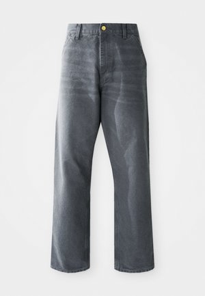 Lockere Herren-Jeans aus grauem Denim mit weitem Bein, vorderen Taschen und einem sichtbaren goldenen Knopf am Bund.