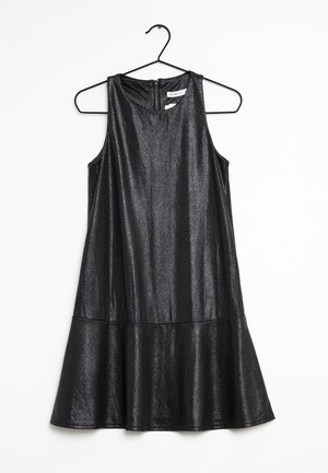 Robe noire sans manches brillante avec ourlet évasé, suspendue sur un cintre noir contre un fond blanc, fermeture éclair à l'arrière.