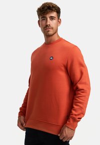 Sudadera naranja de mezcla de algodón, con cuello redondo, mangas largas y un pequeño parche de logo en navy en el pecho.