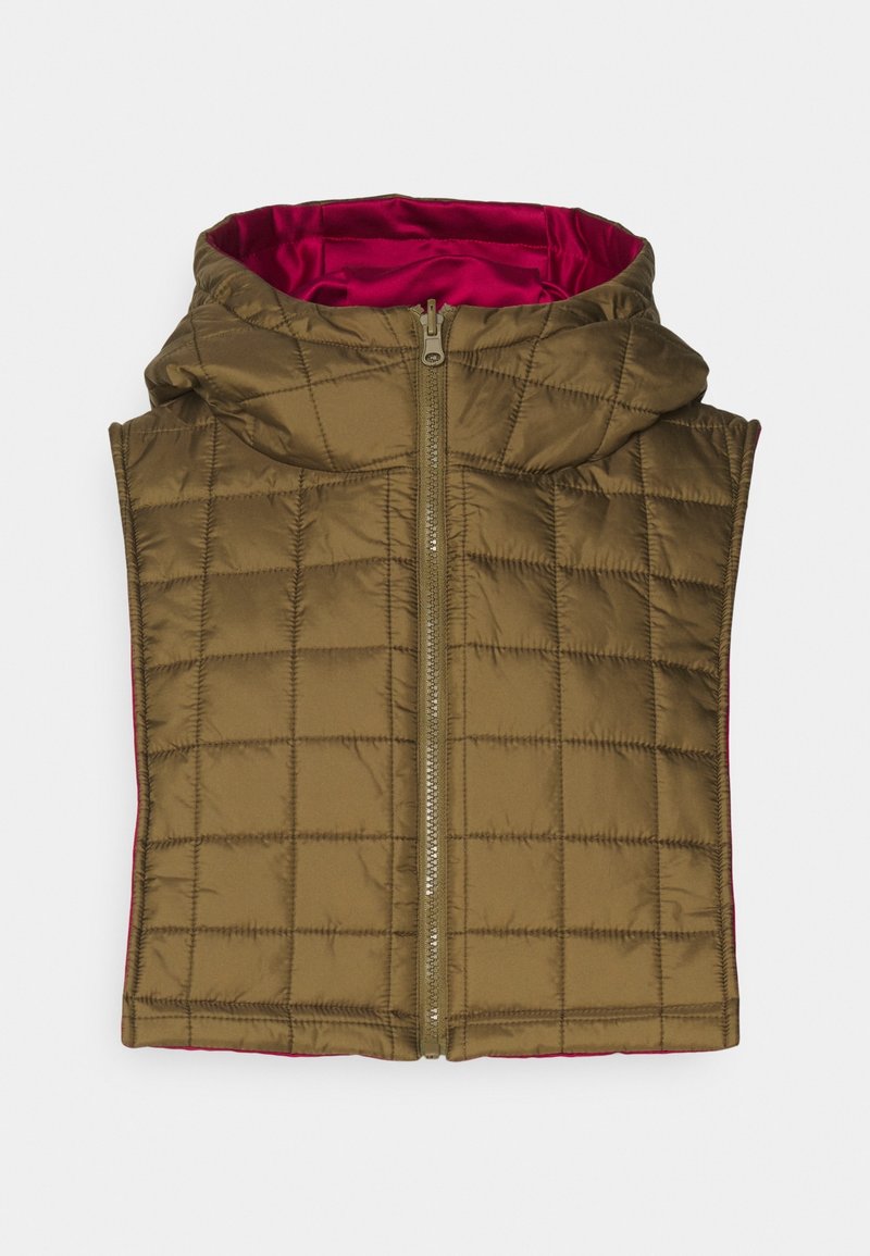 Veste matelassée sans manches vert olive avec fermeture éclair frontale et capuche doublée de satin rouge, présentée à plat sur un fond blanc.