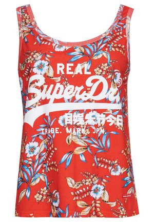 Czerwony top na ramiączkach z białym napisem "Real SuperDry" i japońskimi znakami z przodu, zdobiony niebieskimi i beżowymi wzorami kwiatów.