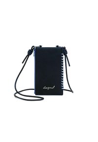 Svart läder crossbody-väska med blå detaljer, rektangulär form, detaljerad sömnad på ena sidan och en varumärkeslogotyp i kursiv text framtill.