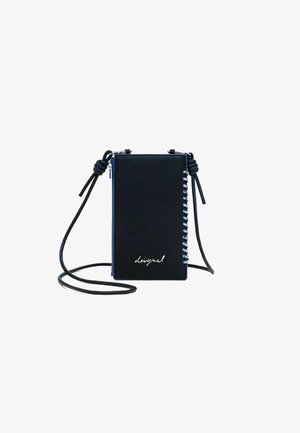 Borsa a tracolla in pelle nera con accenti blu, forma rettangolare, cuciture dettagliate su un lato e un logo del marchio in corsivo sulla parte anteriore.