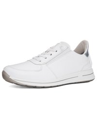 Weißer flacher Sneaker mit Schnürung vorne, silbernem Fersendetail und grauer Gummisohle, von der rechten Seite auf weißem Hintergrund dargestellt.