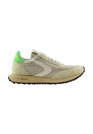 Zapatilla baja en tonos beige y marrón claro con lengüeta trasera verde, logotipo blanco en el lateral, suela texturizada y marca "Valsport" en la media suela.