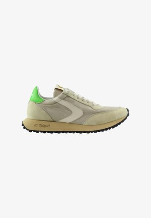Zapatilla baja en tonos beige y marrón claro con lengüeta trasera verde, logotipo blanco en el lateral, suela texturizada y marca "Valsport" en la media suela.