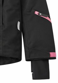 Veste imperméable noire avec une accentuation de fermeture éclair rose, un patch logo et des poignets ajustables pour un ajustement sécurisé. Texture lisse avec un design moderne.