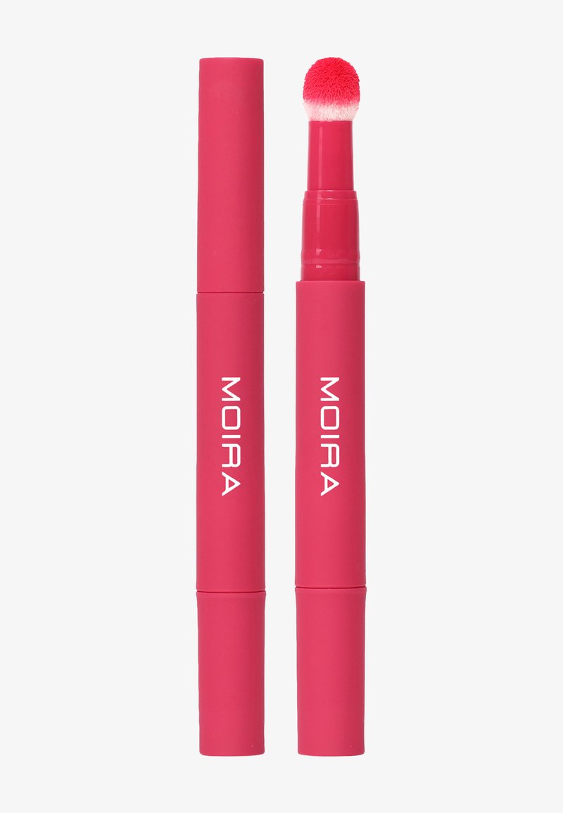 Stylo encre à lèvres rouge avec un capuchon amovible, un fermé et un ouvert montrant un applicateur en éponge arrondi, étiqueté MOIRA.
