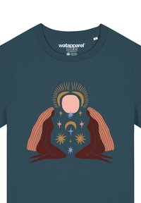 Teal katoenen T-shirt met een grafisch ontwerp van twee figuren met lang haar, omringd door sterren en hemelse elementen in warme kleuren.