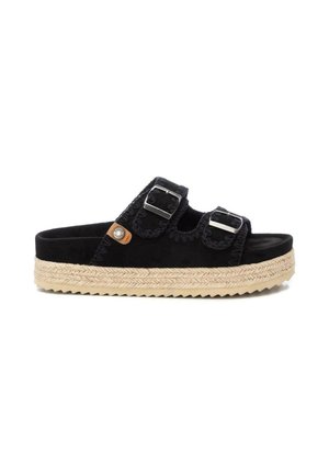 Sandalia tipo slide negra con dos correas ajustables con hebilla, plantilla de yute trenzado y suela exterior de goma beige texturizada.
