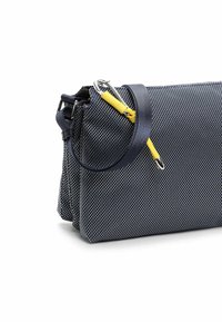 Borsa a busta in tessuto blu navy con pois bianchi, con una tracolla accentata gialla e hardware in argento. Forma strutturata con una finitura testurizzata.
