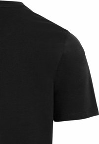 Sort bomulds T-shirt med rund halsudskæring og korte ærmer. Glat tekstur, medium vægt, ren finish uden synlige logoer eller mønstre.