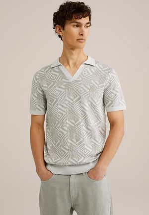 Svetlo siva polo majica s kratkimi rokavi z teksturiranim geometrijskim vzorcem, v-izrezom in kontrastnim belim ovratnikom ter manšetami.