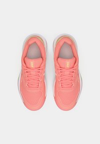 Koraljno narančaste sportske tenisice s mrežastim gornjim dijelom, podstavljenim ovratnikom i kontrastnim bijelim potplatom, s finim zelenim detaljima i sustavom ravnih vezica.