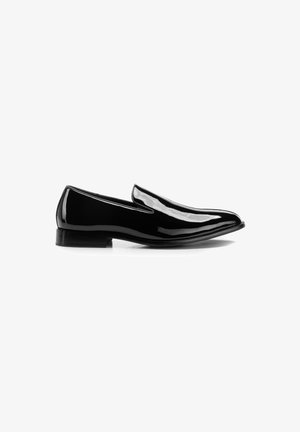 Schwarze Loafers aus Lackleder mit spitz zulaufender Spitze und niedrigem Absatz. Glatte Textur und minimalistisches Design. Seitliche Öffnung für einfaches An- und Ausziehen.