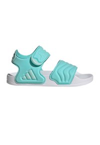 Niebiesko-turkusowa klapka na platformie z dwoma teksturowanymi paskami i białą podeszwą. Charakteryzuje się warstwowym wzorem i wytłoczonymi akcentami. Regulowane zapięcie na rzep.