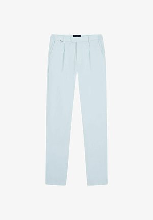 Lichtblauwe herensbroek met plooi, steekzakken, lussen voor een riem en een label op de tailleband, plat neergelegd op een witte achtergrond.