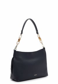 Granatowa skórzana torebka o teksturowanym wykończeniu, z zaokrąglonym kształtem i uchwytem ozdobionym przezroczystymi i bursztynowymi plastikowymi łańcuchami.