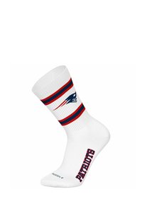 Vit crewsocka med röda och blå ränder. Har New England Patriots logotyp på sidan och texten "PATRIOTS" nära tån. Ribbat mönster.