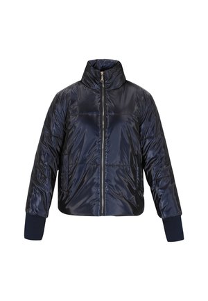 Sötétkék puffernadrág magas gallérral, cipzáros elülső résszel és bordázott mandzsettákkal. Fényes külsővel rendelkezik, és párnázott részek találhatók rajta a hőszigetelés érdekében.