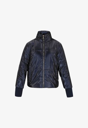 Sötétkék puffernadrág magas gallérral, cipzáros elülső résszel és bordázott mandzsettákkal. Fényes külsővel rendelkezik, és párnázott részek találhatók rajta a hőszigetelés érdekében.