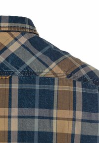 Geruite shirt met blauwe, bruine en crèmekleurige vierkanten. Gemaakt van geweven stof met een gladde textuur en een klassiek kraagontwerp.