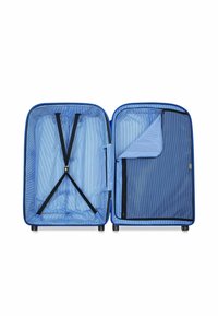 Valigia blu aperta con fodera a righe, cinghie elastiche a croce su un lato e un compartimento in rete con zip sull'altro lato.