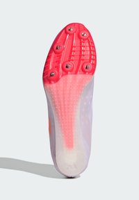 Lekka podeszwa buta lekkoatletycznego z jasnoróżową, teksturowaną płytką z sześcioma metalicznymi kolcami i przezroczystą białą górną częścią.