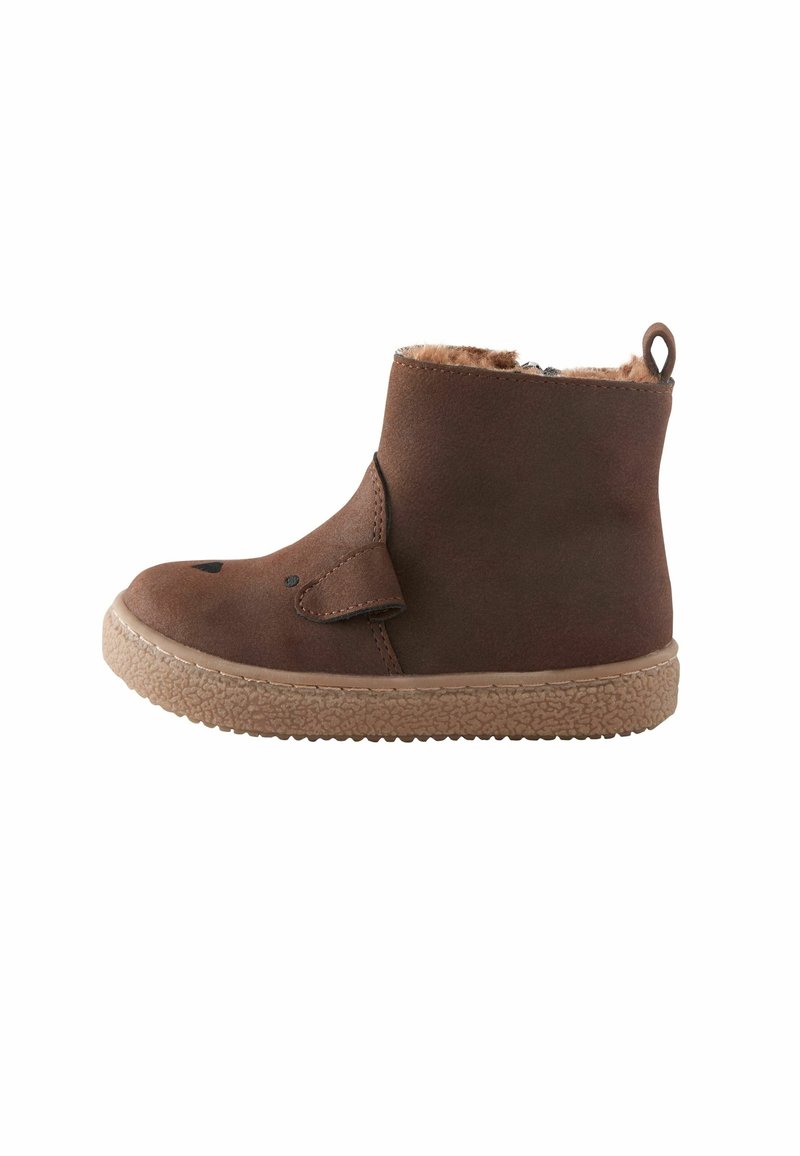 Botte marron pour tout-petit avec doublure en peluche, semelle texturée et fermeture latérale à bande Velcro, vue de profil extérieur.