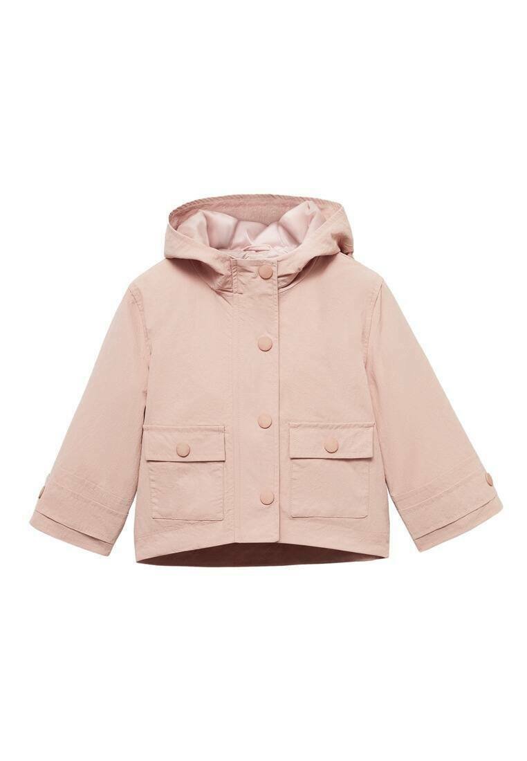 Giacca corta rosa con cappuccio, dotata di due tasche frontali, chiusura con bottoni e maniche arrotolate. Realizzata in tessuto liscio con una sottile lucentezza.